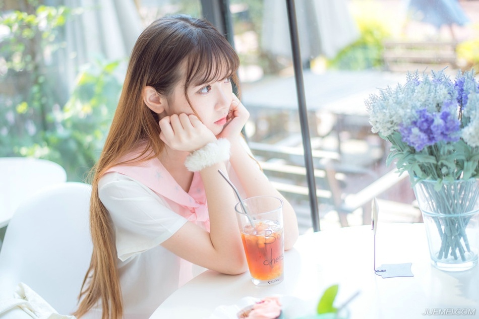 男学生以不知天高地厚想法幼稚盲目自大为主，女学生就不那么想法幼稚了，而且有一部分想法还很成熟。——韩寒眼中的大学生。